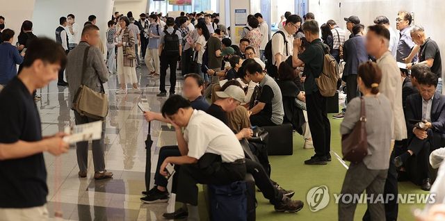 중장년 일자리 박람회에 몰린 구직자