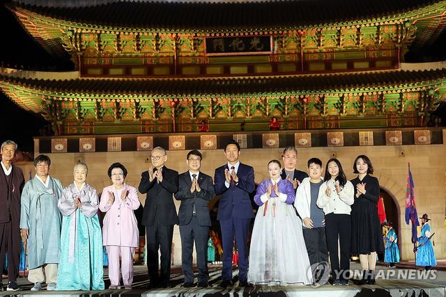 광화문 월대 및 현판 복원 기념촬영