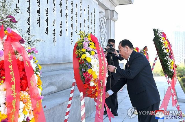 북한, 중국인민지원군 참전 74주년 맞아 우의탑 헌화