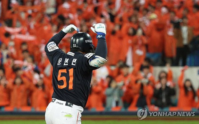 문현빈 '홈런에 날아갈 듯'