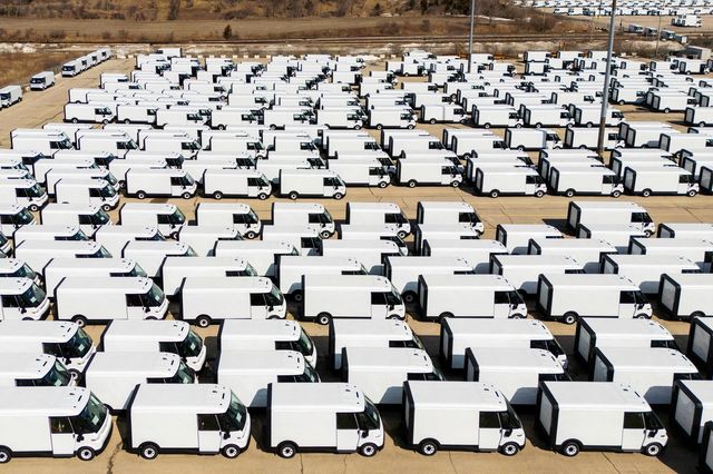 캐나다 온타리오주 GM 공장 인근에 주차된 전기 밴 브라이트드롭 