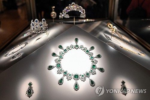 도난당한 마리 루이즈 황후의 에메랄드·다이아몬드 목걸이와 귀걸이