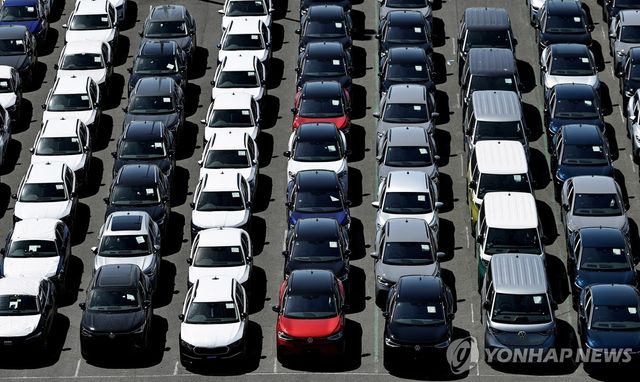 수출 선적 기다리는 독일 자동차