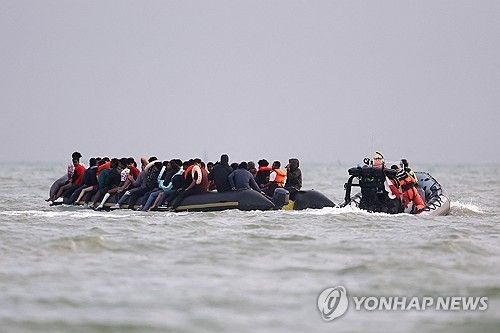 영국 해협을 건너는 불법 이주민들의 소형 보트