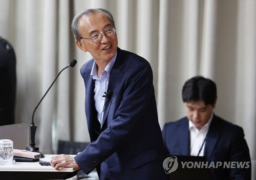 초청강연하는 박일환 전 대법관