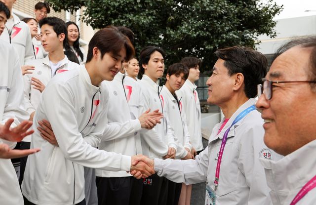 김우민 등 선수단 격려하는 김진태 도지사