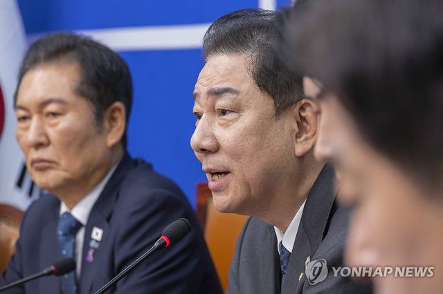 최고위원회의에서 발언하는 김병기 원내대표