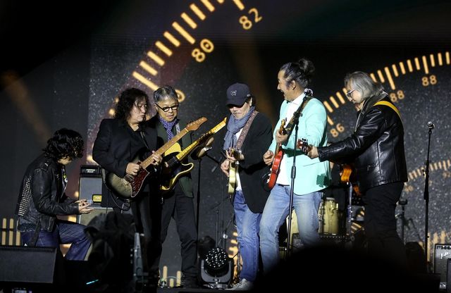 G4와 협연하는 한대수(왼쪽부터 김도균, 손무현, 김목경, 김도균, 한대수)