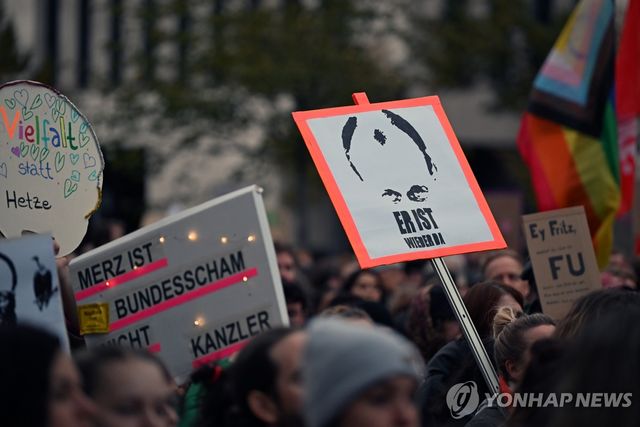 CDU 당사 앞 메르츠 총리 규탄 시위