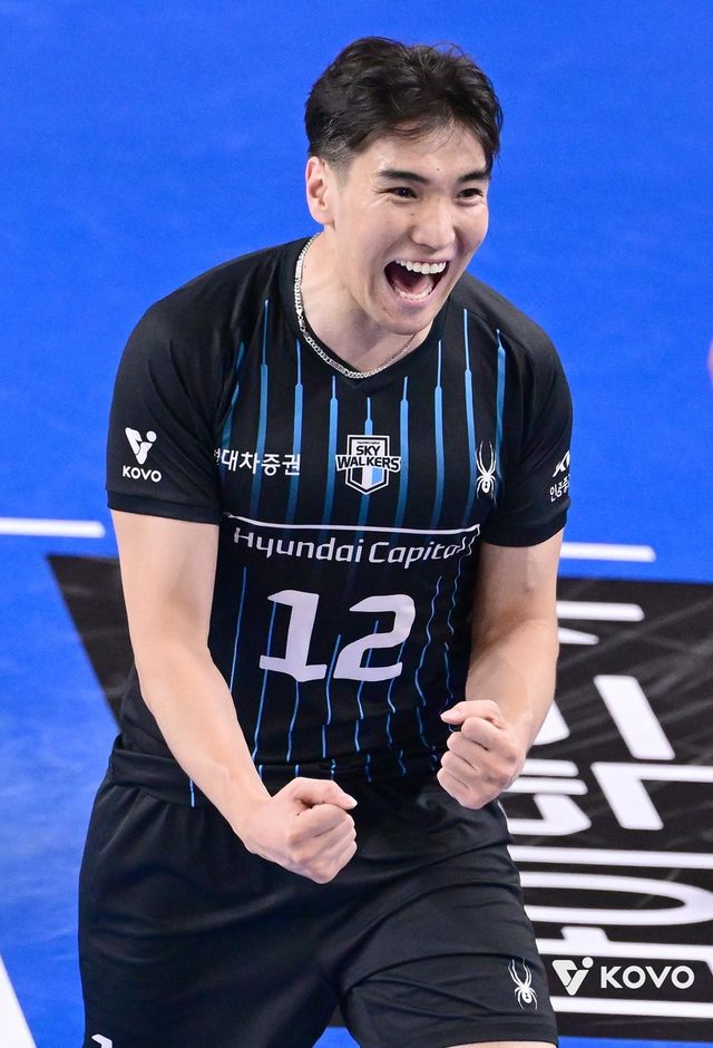 득점 후 기뻐하는 바야르사이한