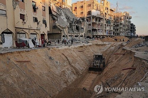 18일(현지시간) 가자지구 칸유니스에서 인질 시신 찾는 하마스