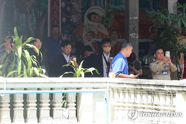 캄보디아 피살 대학생 화장 지켜보는 수사기관 당국자들