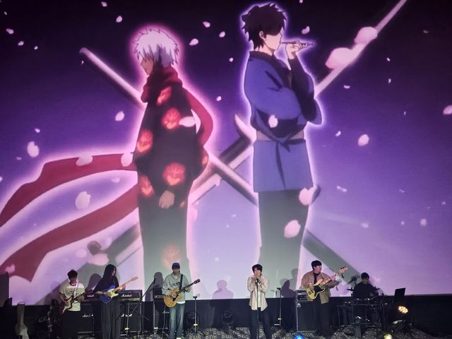 축하 공연 하는 광진 작가(왼쪽에서 세번째)와 밴드 '초과근무'