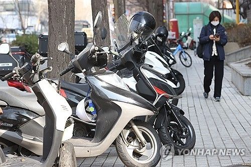 길에 세워진 오토바이