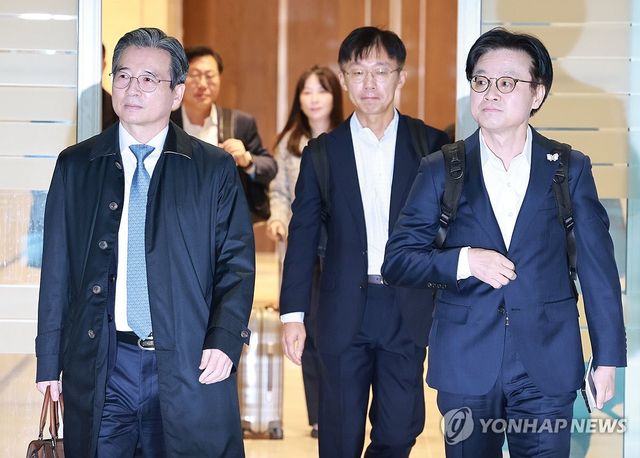 출국하는 김용범 정책실장-김정관 산업장관