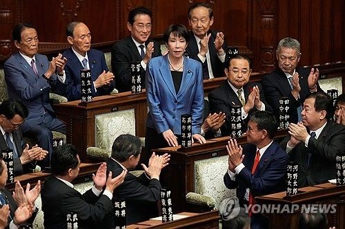 다카이치 사나에(가운데)