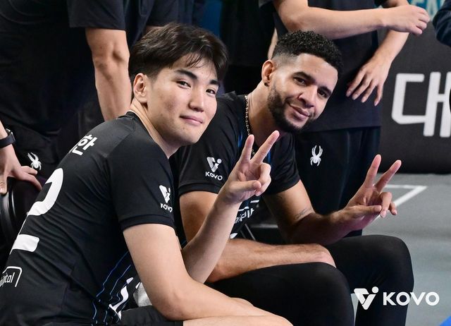 레오와 V자 들어 보인 바야르사이한(왼쪽)