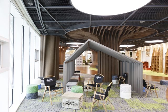 캠핑존 분위기의 경기도서관 내부