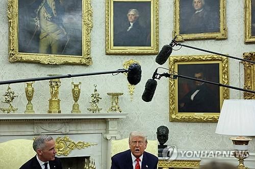 마크 카니 캐나다 총리(왼쪽)와 도널드 트럼프 미국 대통령(오른쪽)