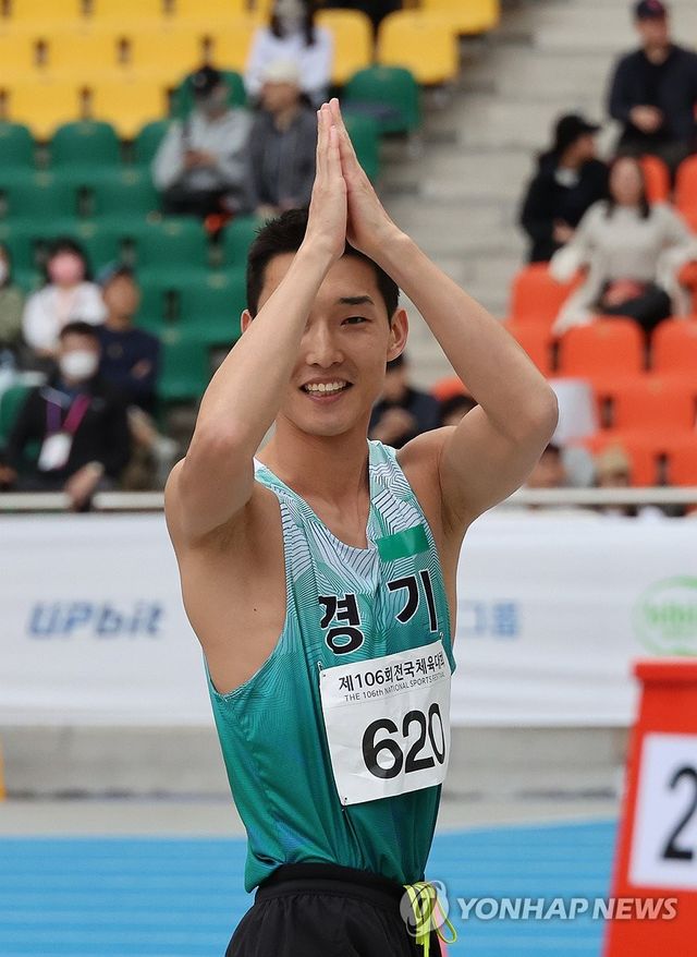 아쉬움을 전하는 우상혁