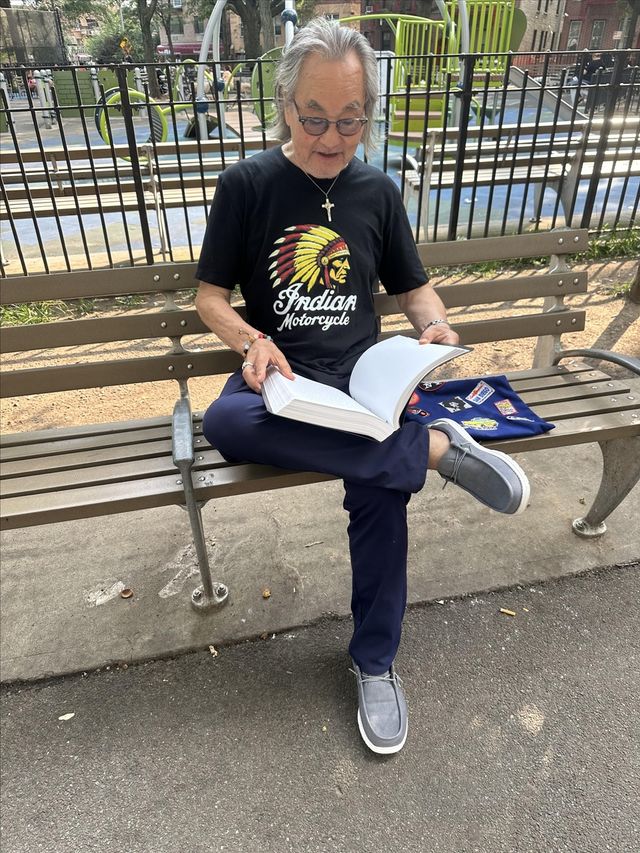 공원에서 아버지가 남긴 책을 읽는 한대수. 행인이 찍어준 사진이다. 