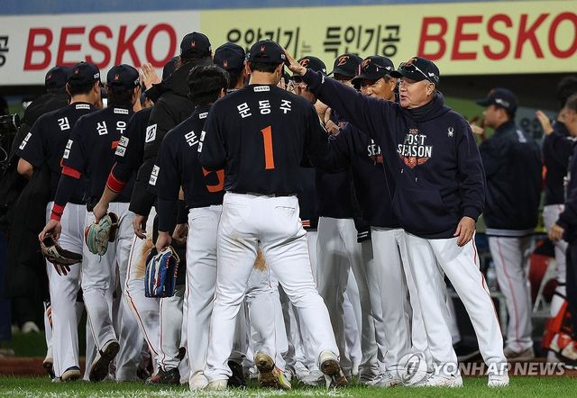 문동주 격려하는 김경문 감독