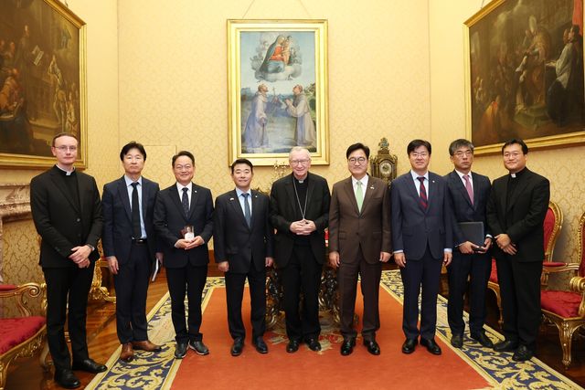 우의장, 교황청 국무원장 예방해 교황 방북요청 서한 전달