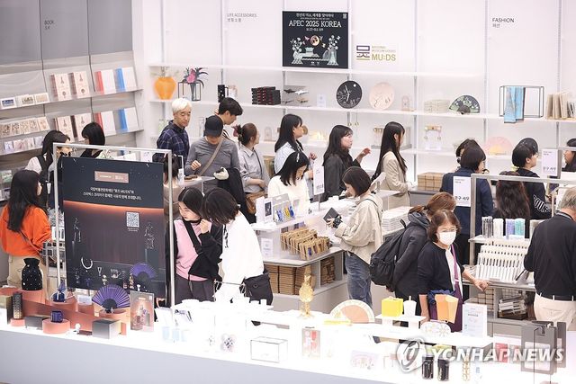 '뮷즈' 고르는 관람객들