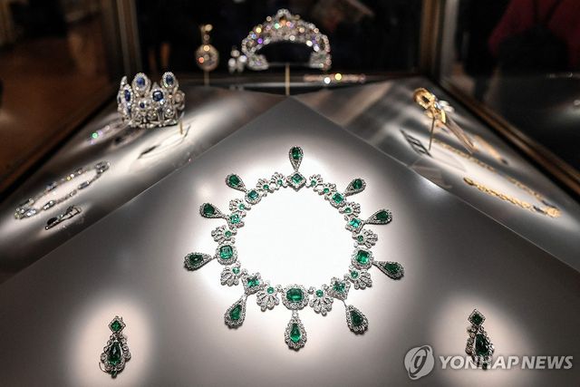 도난당한 마리 루이즈 황후의 에메랄드·다이아몬드 목걸이와 귀걸이