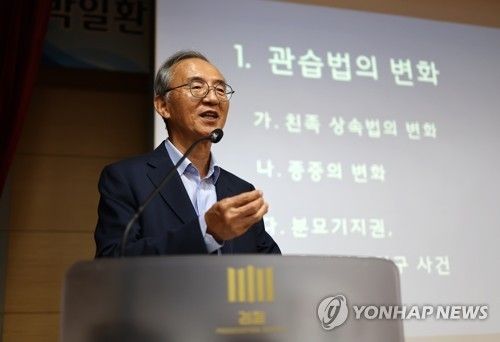 초청강연하는 박일환 전 대법관