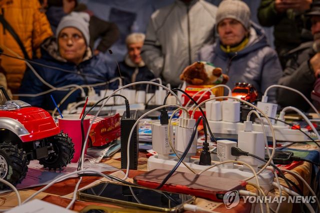 러시아의 반복된 드론 공격으로 구호소에 모여 핸드폰 등을 충전하는 우크라이나 주민들 