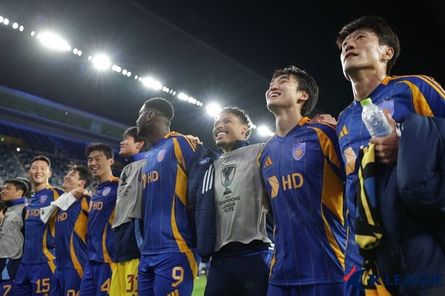 21일 산프레체 히로시마와의 경기 승리 자축하는 울산 선수들