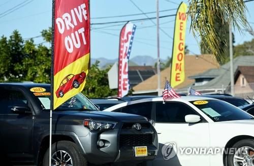 로스앤젤레스의 한 중고차 딜러사에 주차된 차량들