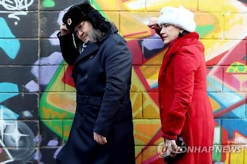 한대수(왼쪽)와 아내 옥사나 알페로바