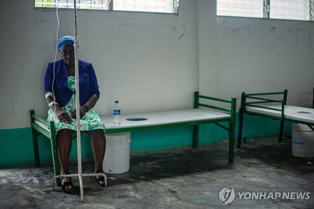 지난 16일(현지시간) 아이티 의료시설에서 치료를 받고 있는 콜레라 환자