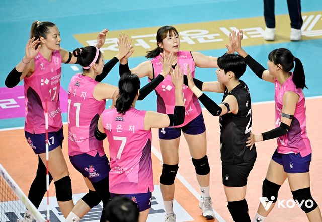 파이팅 외치는 흥국생명 선수들