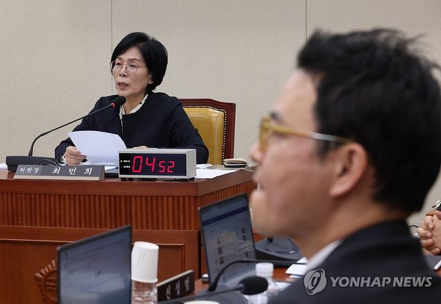 최민희 위원장 발언듣는 박정훈 의원