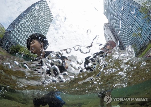 청계천에서 즐기는 물놀이