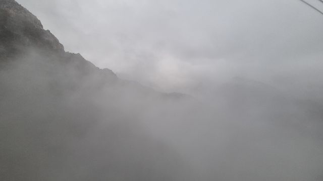 운해에 가로막힌 설악산 풍경