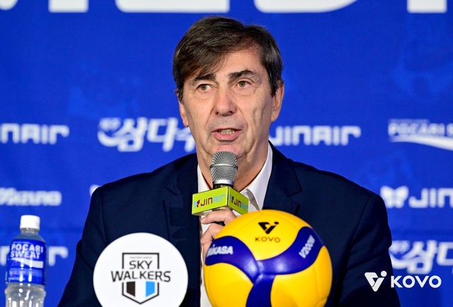 인터뷰하는 필립 블랑 현대캐피탈 감독