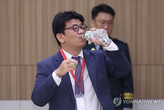 물 마시는 김현수 주캄보디아 대사 대리
