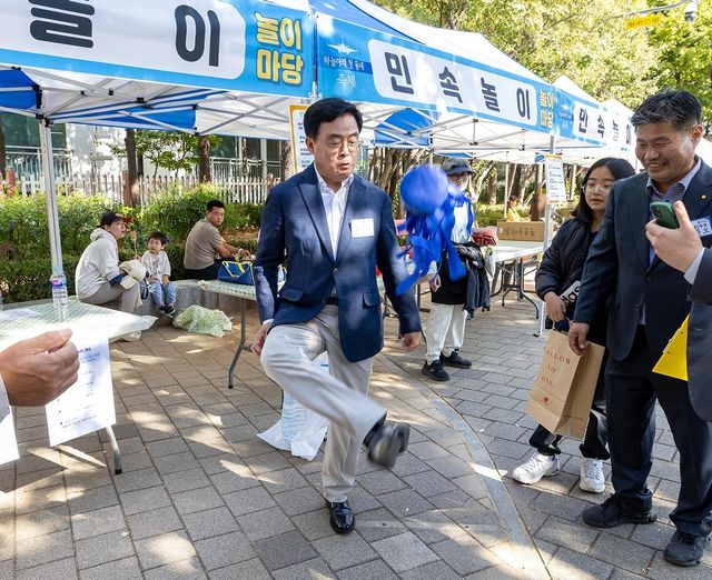 지난해 방화2동에서 열린 축제에서 민속놀이를 증기는 진교훈 구청장