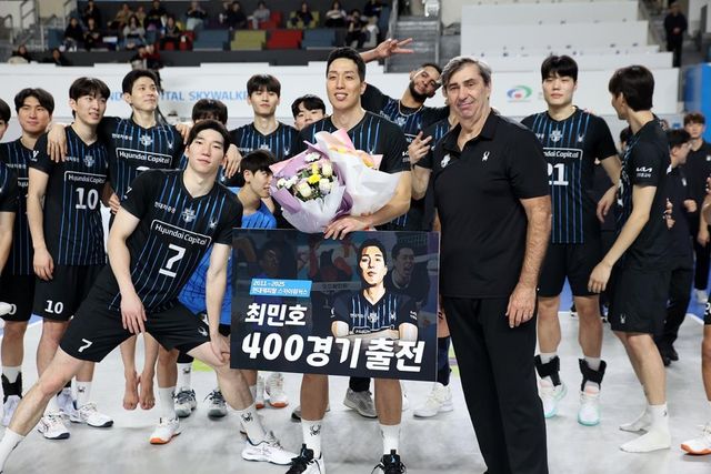 최민호(중앙)의 400경기 출전을 축하하는 허수봉(왼쪽)과 블랑 감독(오른쪽)