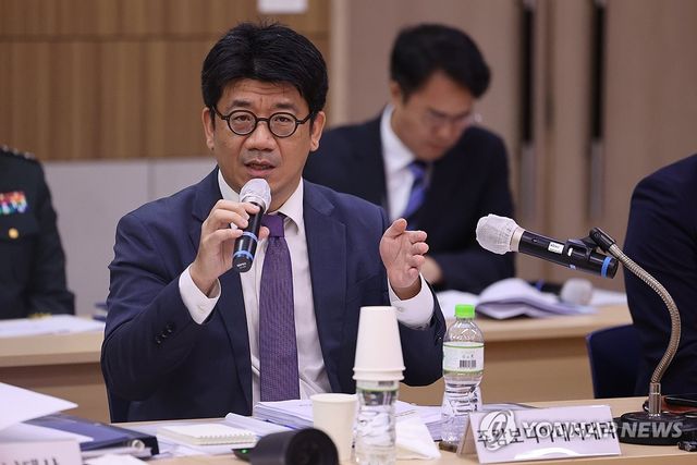 의원들 질의에 답하는 김현수 대사 대리