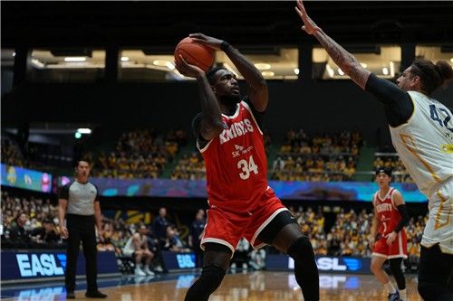 패스 시도하는 SK의 워니