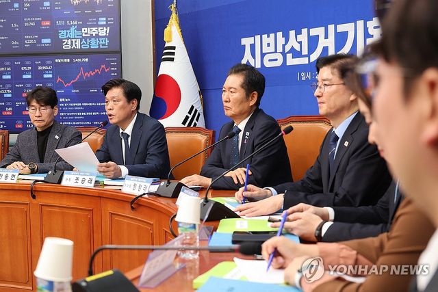 발언하는 조승래 단장