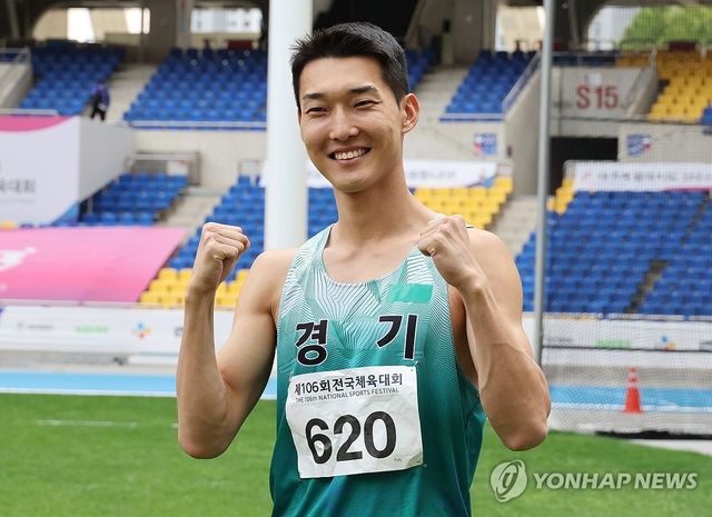 주먹 쥐고 활짝 웃는 우상혁