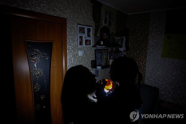 러시아 드론 공격으로 전력 공급이 끊긴 러시아 체르니히우의 한 가정집의 모습