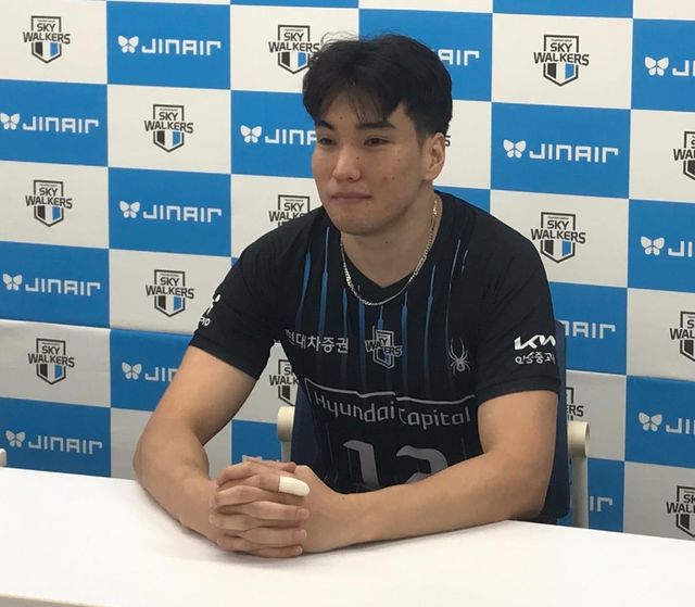 인터뷰하는 바야르사이한