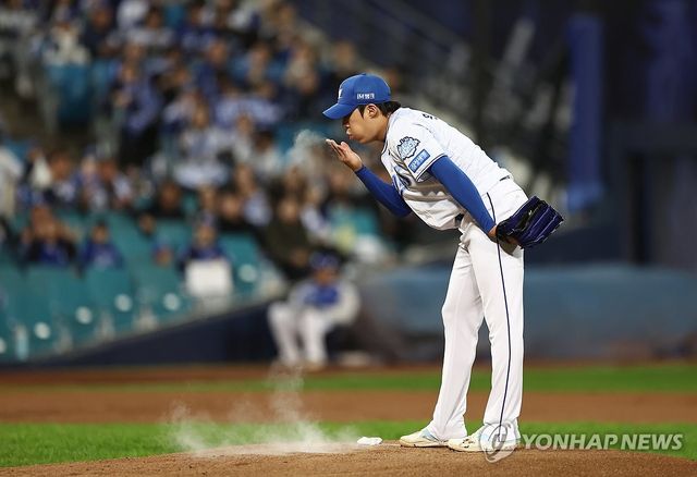 투구 준비하는 삼성 원태인